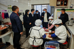 细心查看肉类“两证两章”、蔬菜农残检测